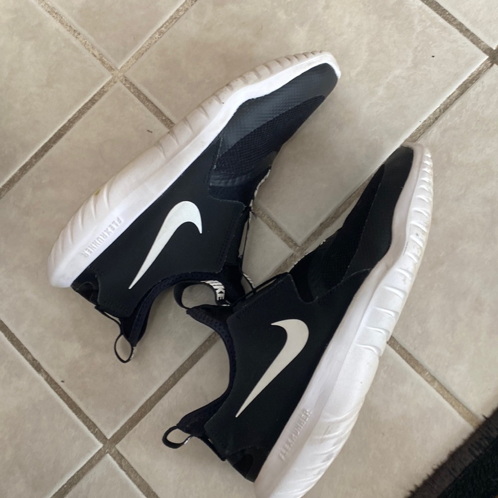 Nike no lace sneaker